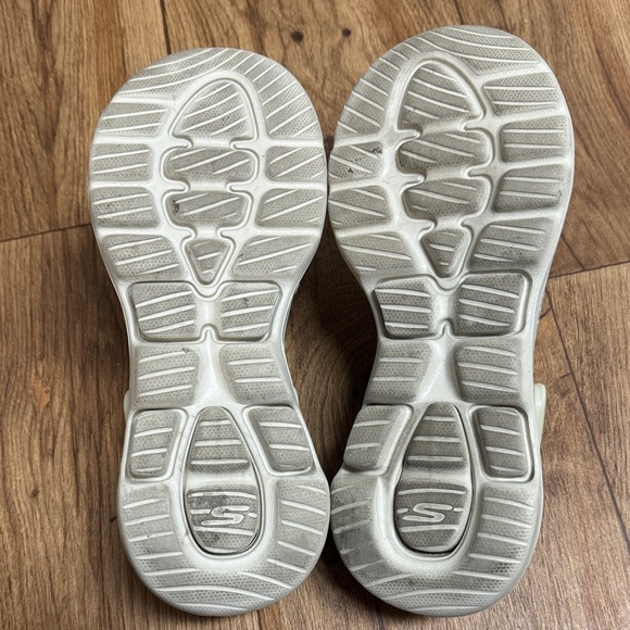 Skechers Cream Women's Shoes - Picture 3 of 3